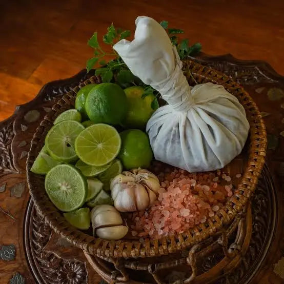 Naranga Kizhi (Zitronen- und Kräuterpulver-Umschlagtherapie)