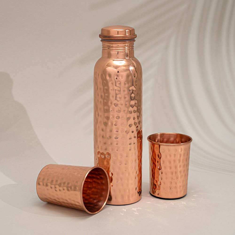 Reines Kupfer-Set: Flasche (1 l) + 2 Becher (300 ml) Gehämmert