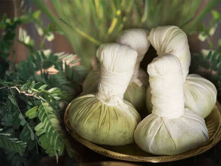 Elakizhi (Kräuterblattbündelmassage)